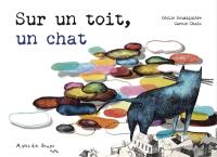 Sur un toit, un chat