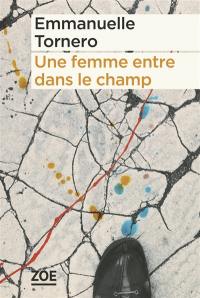 Une femme entre dans le champ