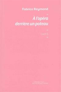 A l'opéra derrière un poteau