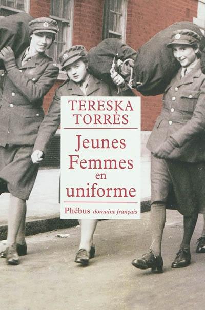 Jeunes femmes en uniforme