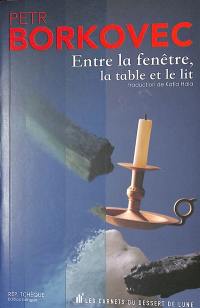 Entre la fenêtre, la table et le lit