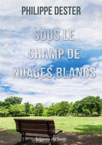 Sous le champ de nuages blancs