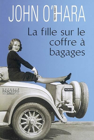 La fille sur le coffre à bagages