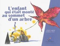 L'enfant qui était monté au sommet d'un arbre