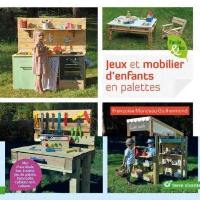 Jeux et mobilier d'enfants en palettes : mur d'escalade, bac à sable, jeu de palets, balancelle, tableau noir, cabane...