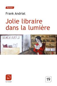 Jolie libraire dans la lumière