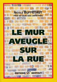 Le mur aveugle sur la rue