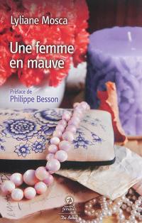 Une femme en mauve