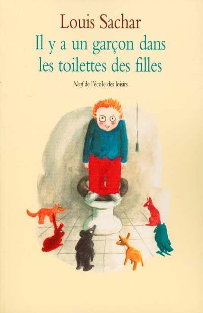 Il y a un garçon dans les toilettes des filles