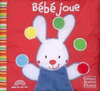 Bébé joue