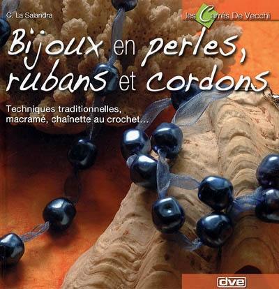 Bijoux en perles, rubans et cordons