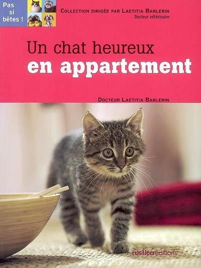 Un chat heureux en appartement