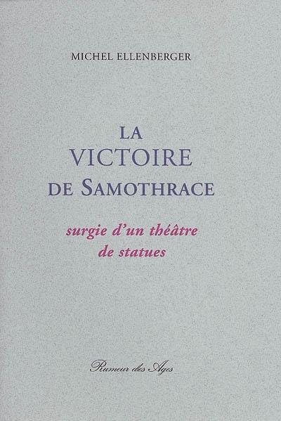 La Victoire de Samothrace surgie d'un théâtre de statues