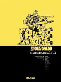 Judge Dredd : les affaires classées. Vol. 5. 2000 AD progs 156-207 : années 2102-2103