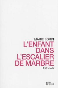 L'enfant dans l'escalier de marbre. Dis-toi que tu as les pieds froids