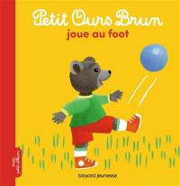 Petit Ours Brun joue au foot