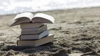 Sur la plage abandonnée...Livres et rosé !